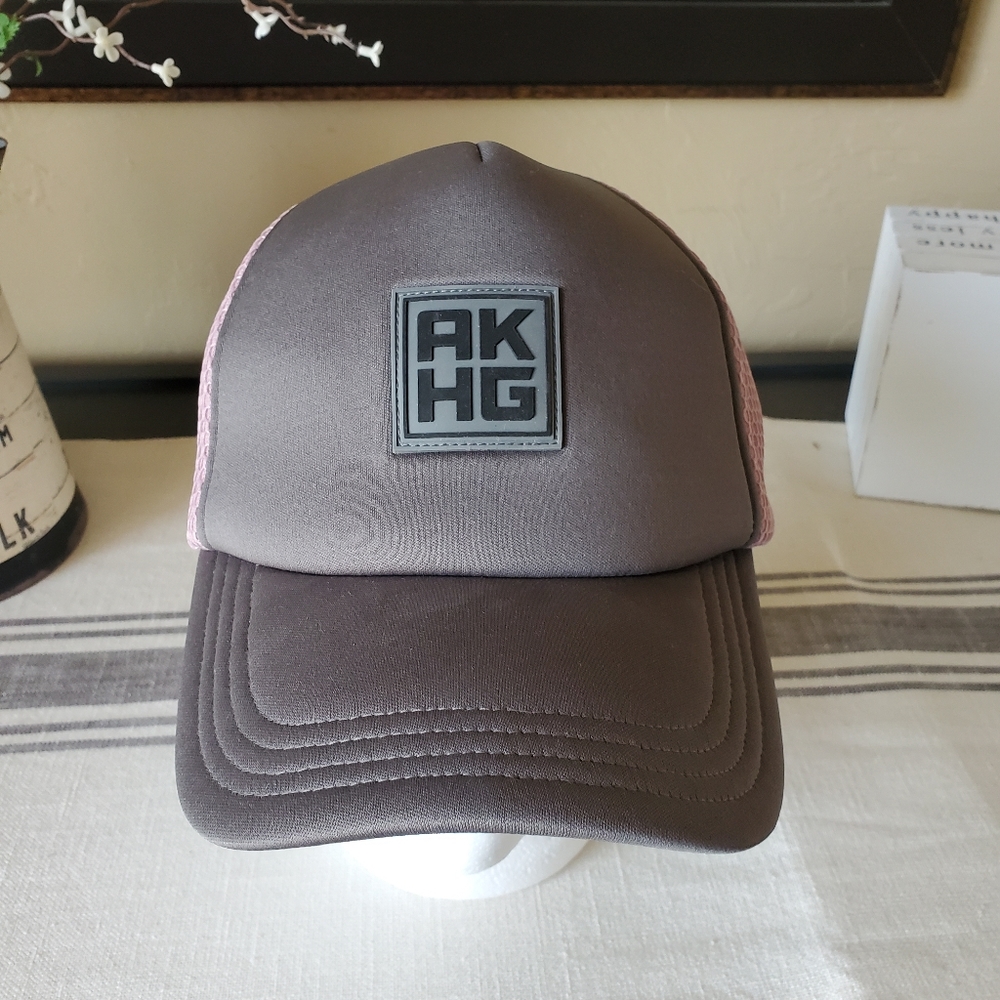 NWT DULUTH Women's Trucker Hat, midcrown fit, gray & pink, snapback, adjustable